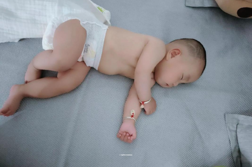 五家渠宝宝拍嗝的正确方法